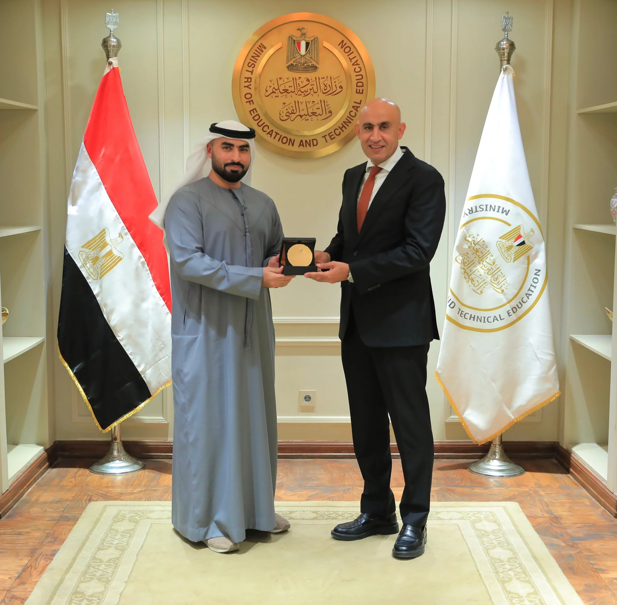 وزير التربية والتعليم بصحبة أمين عام المدرسة الرقمية بالإمارات